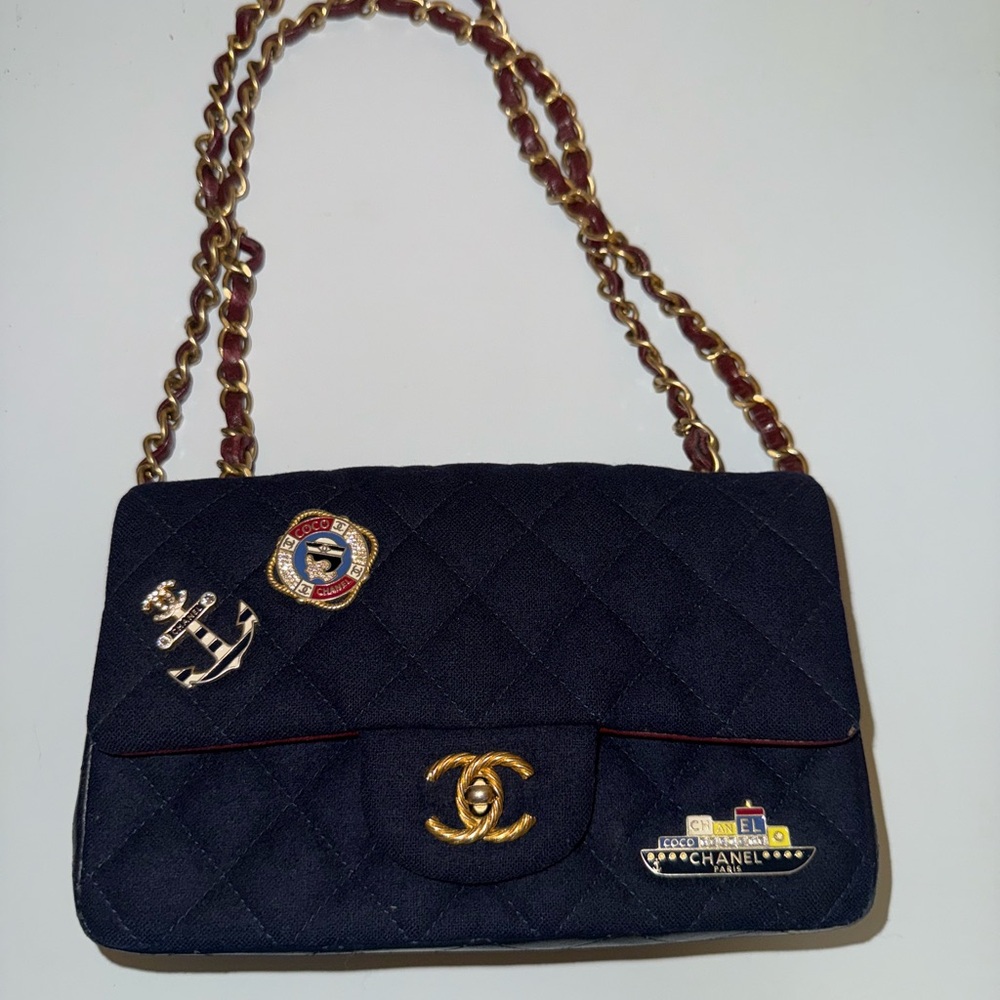 CHANEL Black Quilted Chain Shoulder Bag with Gold Hardware
